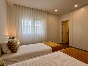 4 chambres, bureau, fer et planche à repasser, lit de bébé portatif