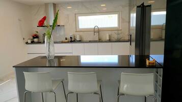 Geladeira, micro-ondas, fogão, cooktop