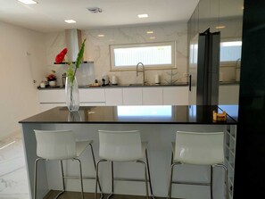 Fridge, microwave, oven, stovetop - Fantastic holiday home with heated pool (azeitão)