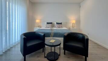 4 bedrooms, desk, iron/ironing board, travel crib