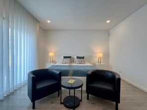 4 chambres, bureau, fer et planche à repasser, lit parapluie