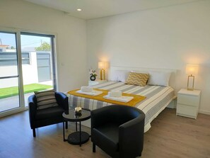 4 bedrooms, desk, iron/ironing board, travel crib - Fantastic holiday home with heated pool (azeitão)