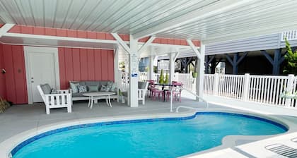 Beautifully Decorated OIB Canal Home with Pool & Dock 4-min Walk to the Beach