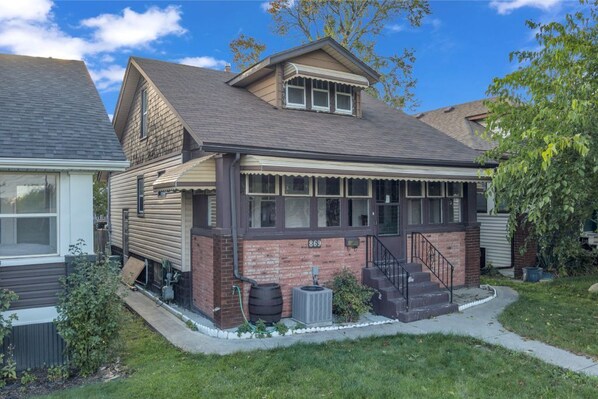 Exterior - Story and a Half (Windsor)