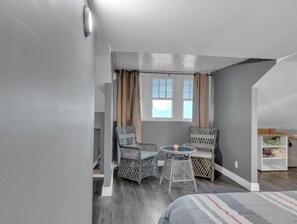 3 bedrooms, WiFi, bed sheets - Story and a Half (Windsor)