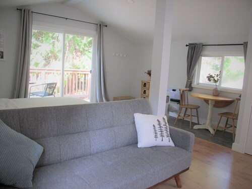 Bright Studio Loft Near Secret Beach in Gibsons
