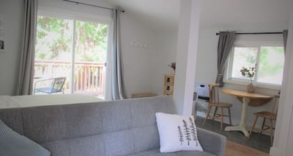 Bright Studio Loft Near Secret Beach in Gibsons
