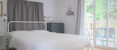 Bureau, fer et planche à repasser, lit de bébé portatif