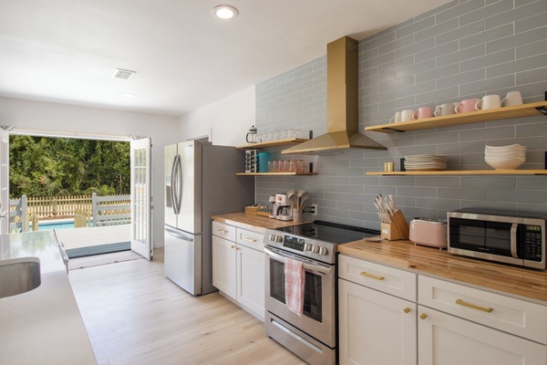 Een koelkast, een magnetron, een oven, een kookplaat