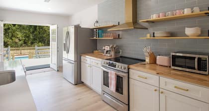 Heated Pool, Walk 2 Beach, 3 King Beds, Sand Volleyball, Firepit, Pet Friendly