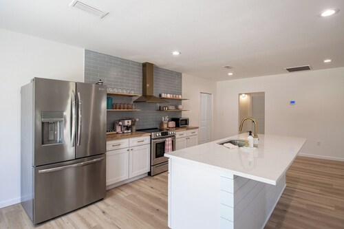 Heated Pool, Walk 2 Beach, 3 King Beds, Sand Volleyball, Firepit, Pet Friendly 