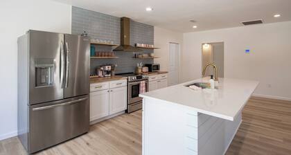 Heated Pool, Walk 2 Beach, 3 King Beds, Sand Volleyball, Firepit, Pet Friendly