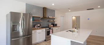 Heated Pool, Walk 2 Beach, 3 King Beds, Sand Volleyball, Firepit, Pet Friendly