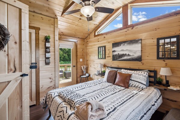 2 bedrooms, iron/ironing board, free WiFi, bed sheets - 10% off! Secluded Farmhouse Chic Cabin-HotTub-Firepit-Cornhole-Arcade-Pets OK! (Sevierville)