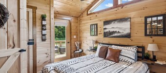 10% off! Secluded Farmhouse Chic Cabin-HotTub-Firepit-Cornhole-Arcade-Pets OK!