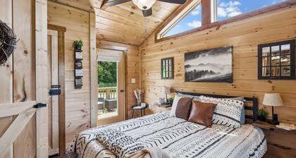 10% off! Secluded Farmhouse Chic Cabin-HotTub-Firepit-Cornhole-Arcade-Pets OK!