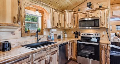 10% off! Secluded Farmhouse Chic Cabin-HotTub-Firepit-Cornhole-Arcade-Pets OK!