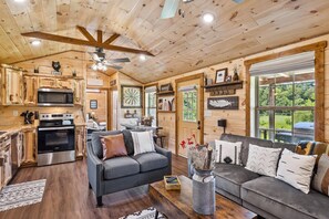 Smart TV, fireplace, video games, books - 10% off! Secluded Farmhouse Chic Cabin-HotTub-Firepit-Cornhole-Arcade-Pets OK! (Sevierville)