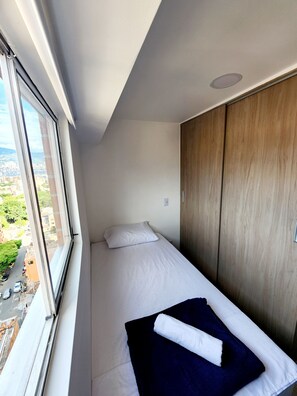 2 عدّة غرف نوم ومكواة/لوح كي وواي فاي وملاءات أسرّة