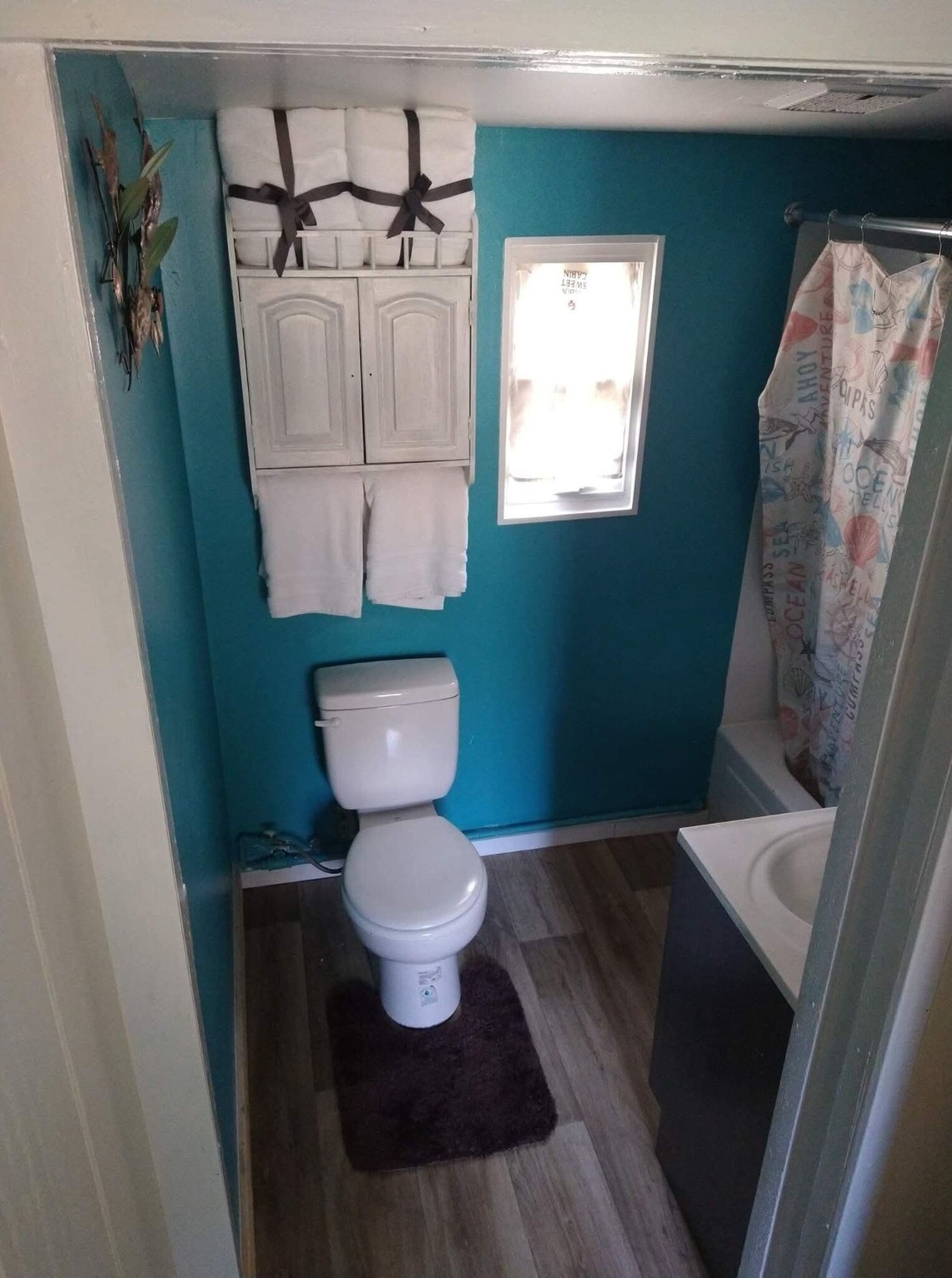 Serviettes fournies, papier toilette