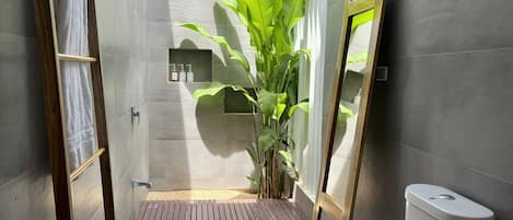 Douche, séchoir à cheveux, serviettes fournies, savon