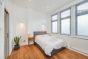 4 bedrooms, desk, iron/ironing board, free WiFi