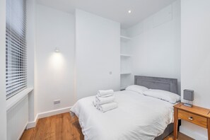 4 bedrooms, desk, iron/ironing board, free WiFi