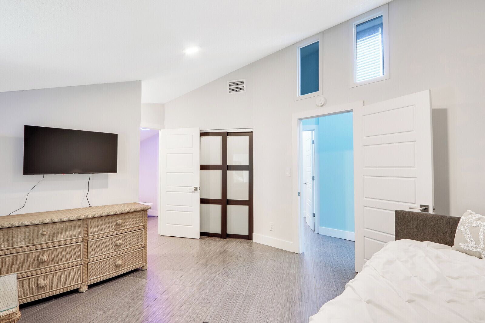 4 habitaciones, tabla de planchar con plancha, wifi y ropa de cama 