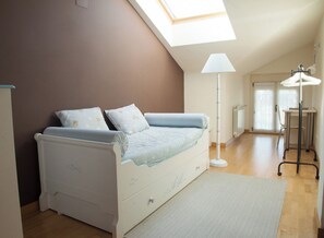 3 dormitorios, tabla de planchar con plancha, ropa de cama