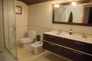 Hair dryer, towels, soap, toilet paper - Apartamento Sorkun (Lakuntza)