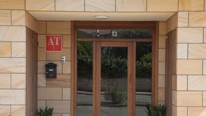A hotel entrance with a wooden door, a reception desk, and a sign indicating room number 13. - Apartamento Sorkun (Lakuntza)