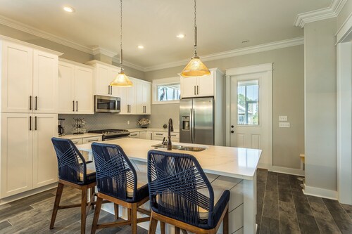 Peaceful coastal retreat! Pool and beach, book now and bring your boat!