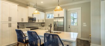 Peaceful coastal retreat! Pool and beach, book now and bring your boat!