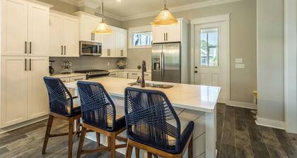 Peaceful coastal retreat! Pool and beach, book now and bring your boat!