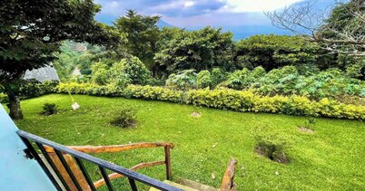 Los Pirineos Cottage - Stunning Mountain View - private getaway - pet friendly 