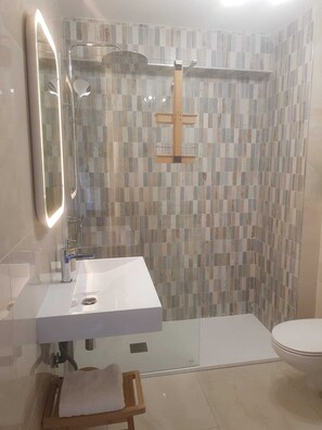 Sèche-cheveux, serviettes fournies, papier toilette