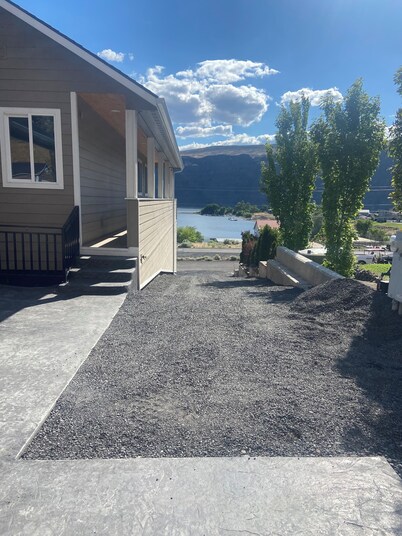 10 mins from the Gorge Amphitheater, nestled in on the beautiful Columbia River 
