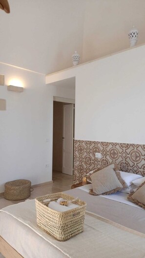 3 chambres, fer et planche à repasser, lit de bébé portatif