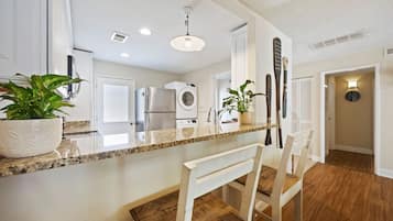 KĂŒhlschrank, Mikrowelle, Ofen, Herdplatte