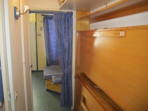 Iron/ironing board, bed sheets