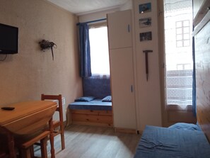 Iron/ironing board, bed sheets