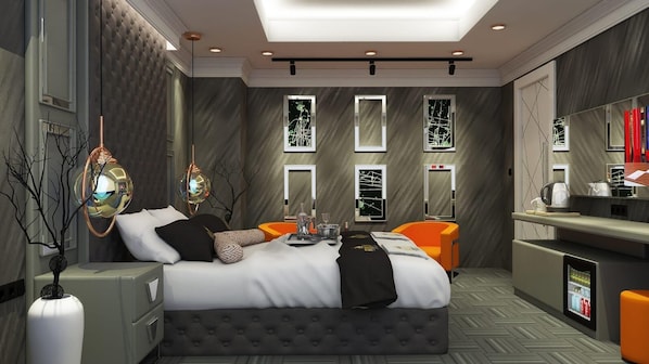Una habitación de hotel moderna con una cama grande, un escritorio y un minibar.