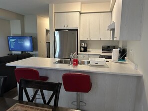 Réfrigérateur, micro-ondes, four, plaque de cuisson