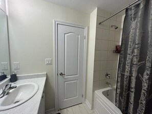 Hair dryer, towels, soap, shampoo - Oshos place is brand new townhouse, fully furnished, minutes from Niagara Falls  (Thorold)