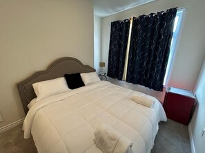 3 bedrooms, iron/ironing board, free WiFi, bed sheets - Oshos place is brand new townhouse, fully furnished, minutes from Niagara Falls  (Thorold)