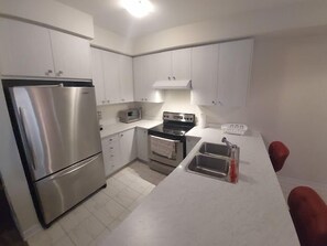 Fridge, microwave, oven, stovetop - Oshos place is brand new townhouse, fully furnished, minutes from Niagara Falls  (Thorold)
