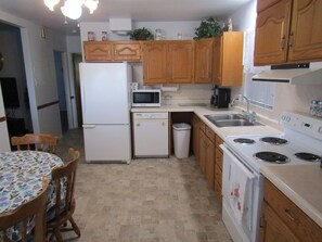 ثلاجة، ميكروويف، فرن، موقد طهي مسطح