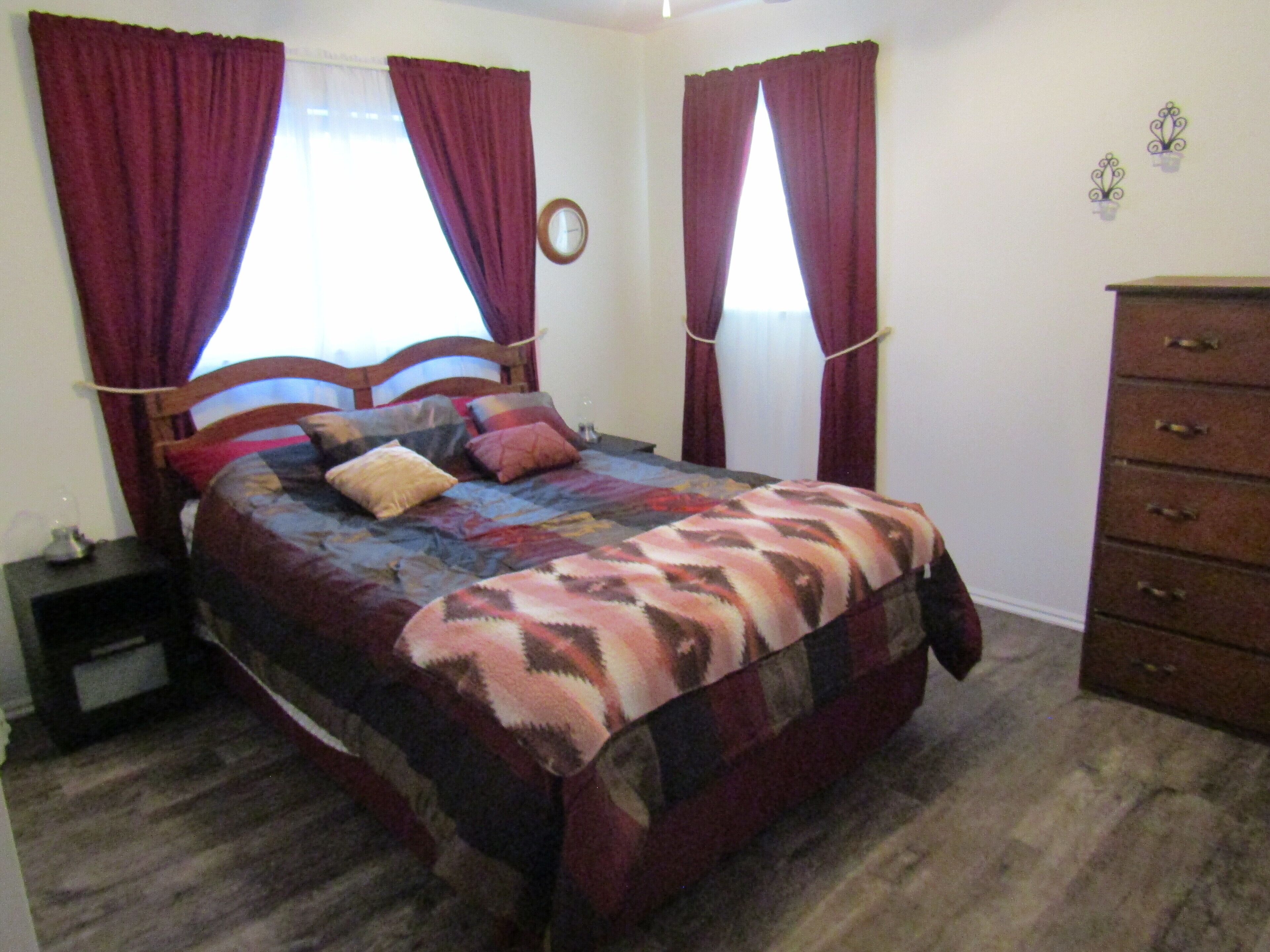 2 間睡房、房內夾萬、書桌、可攜式嬰兒床