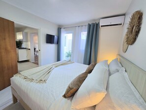 1 dormitorio, caja fuerte, tabla de planchar con plancha y cuna de viaje