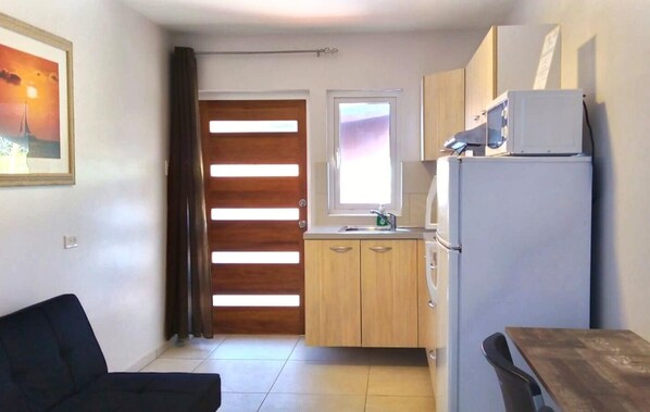 Réfrigérateur, micro-ondes, plaque de cuisson, cafetière/bouilloire